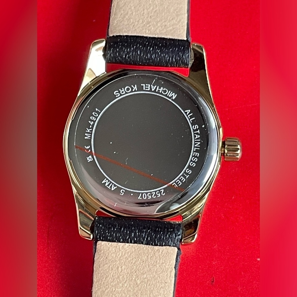MICHAEL KORS WATCH,Michael Kors Gold and Black Watch - Picture 11 of 12